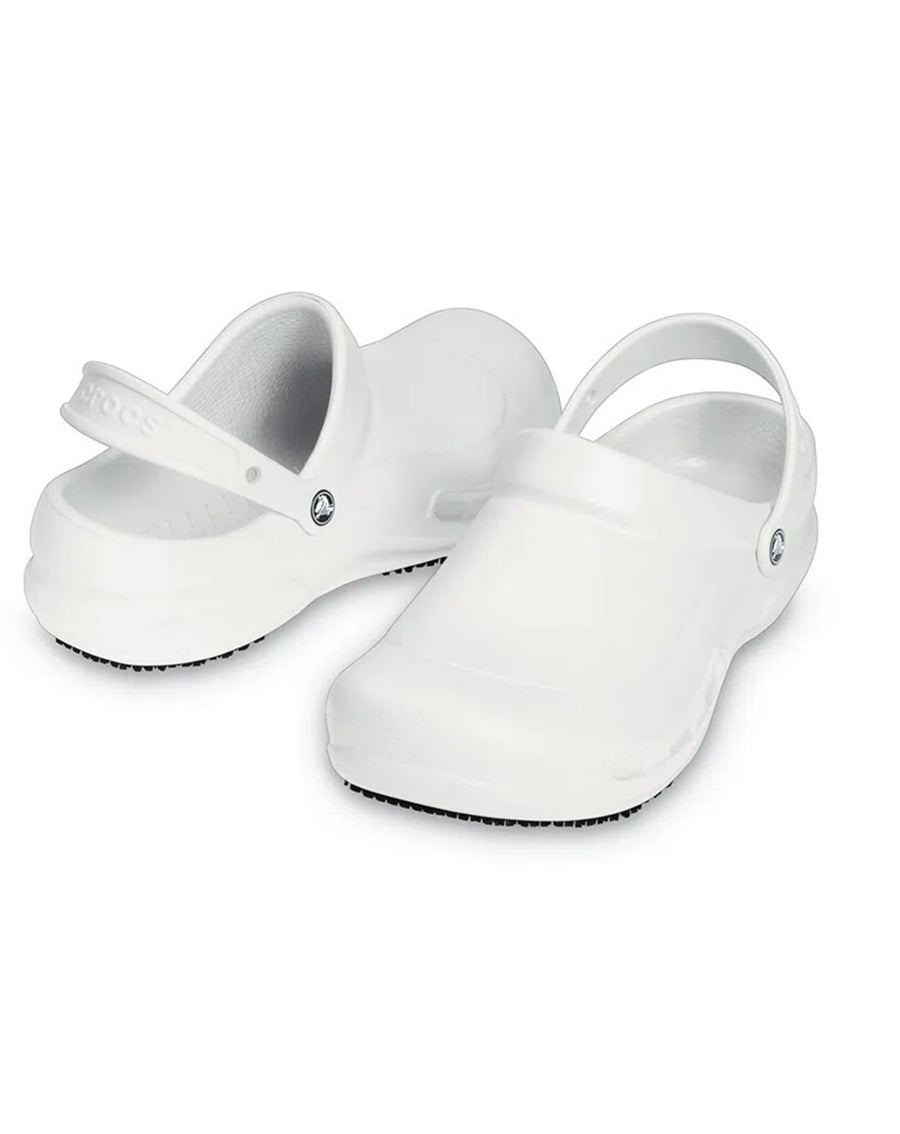 Par da Sandália Crocs Bistro Clog White branca em perspectiva com tiras traseiras e logo Crocs na lateral