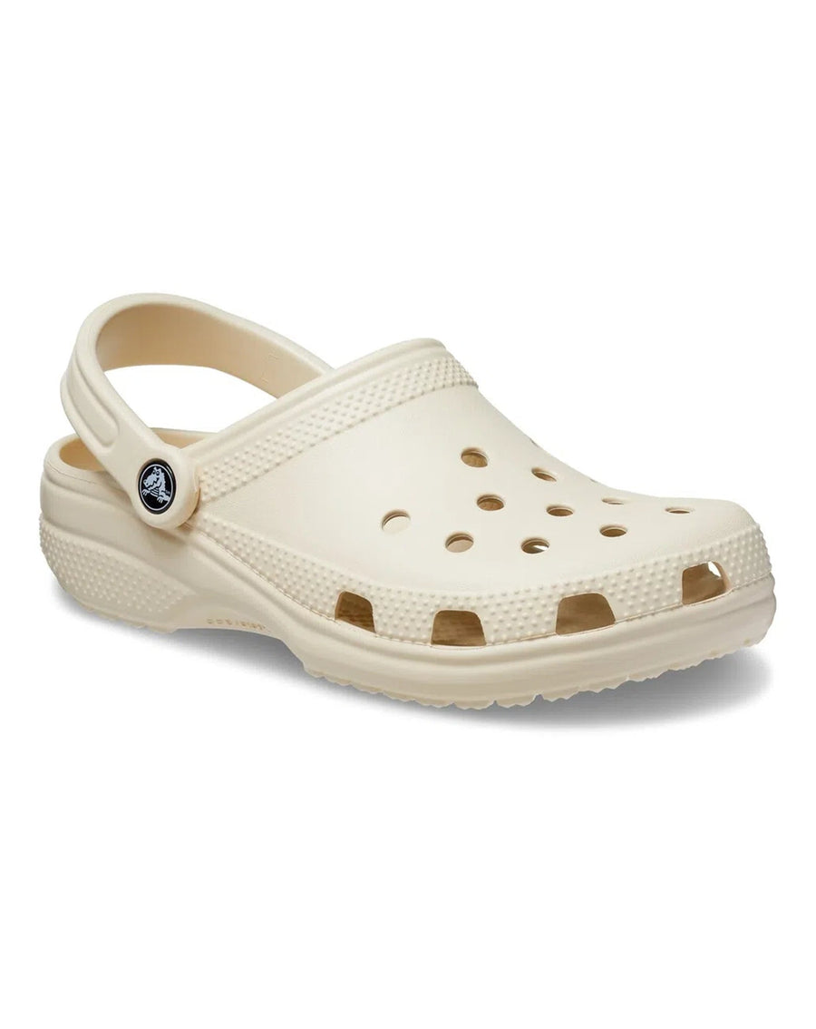 Sandália Crocs Classic Clog Bone bege em ângulo frontal destacando os furos superiores e as aberturas laterais