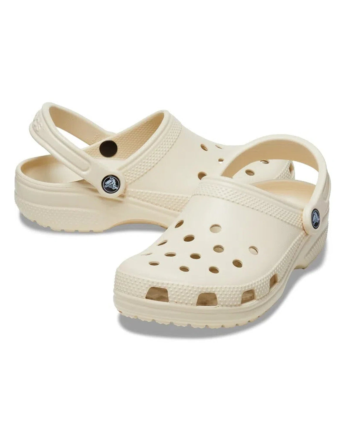 Par da Sandália Crocs Classic Clog Bone bege em perspectiva mostrando furos de ventilação e tiras traseiras — foto 2
