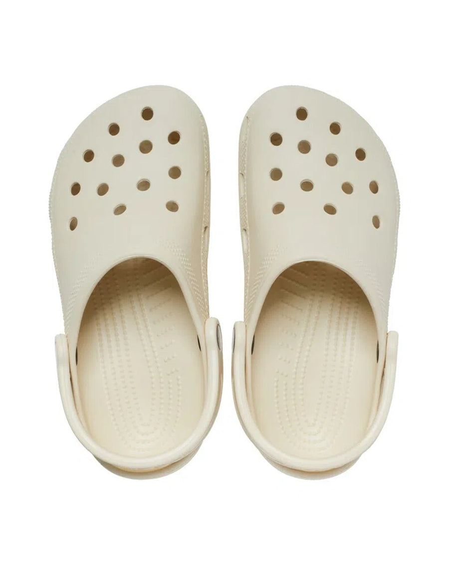 Par da Sandália Crocs Classic Clog Bone bege visto de cima mostrando furos de ventilação e palmilha texturizada