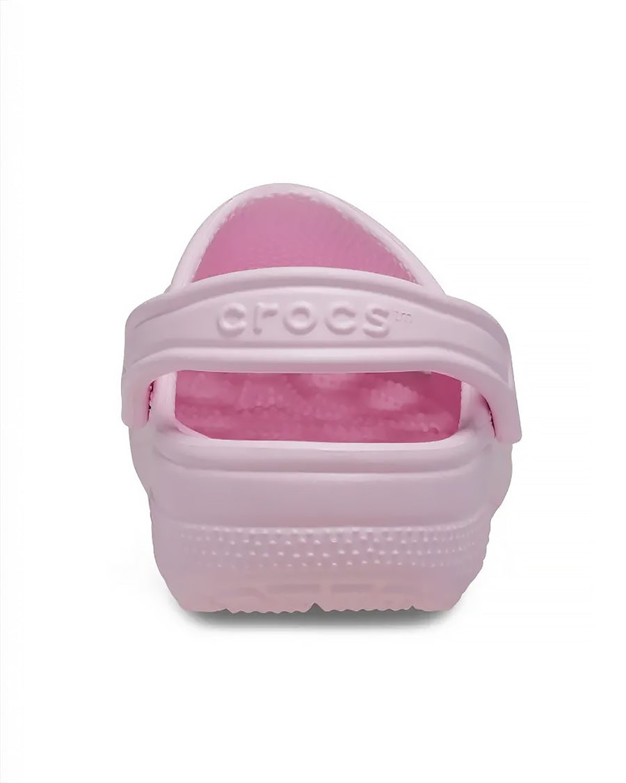 Sandália Crocs Classic Clog Pink Milk rosa claro vista de trás com tira traseira em relevo Crocs e palmilha rosa