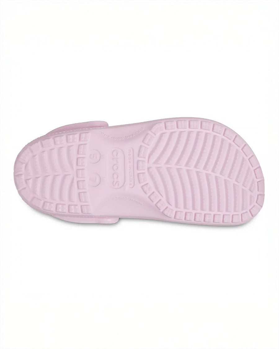 Detalhe do solado da Sandália Crocs Classic Clog Pink Milk com relevo antiderrapante e logo Crocs no centro