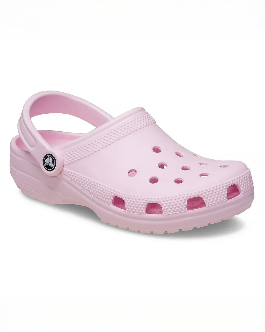 Sandália Crocs Classic Clog Pink Milk rosa claro em ângulo frontal destacando furos superiores e aberturas laterais