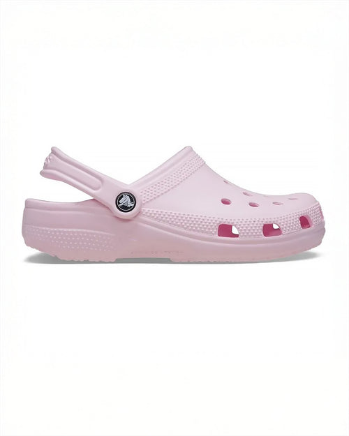 Sandália Crocs Classic Clog Pink Milk rosa claro em vista lateral com furos de ventilação e tira traseira com pino