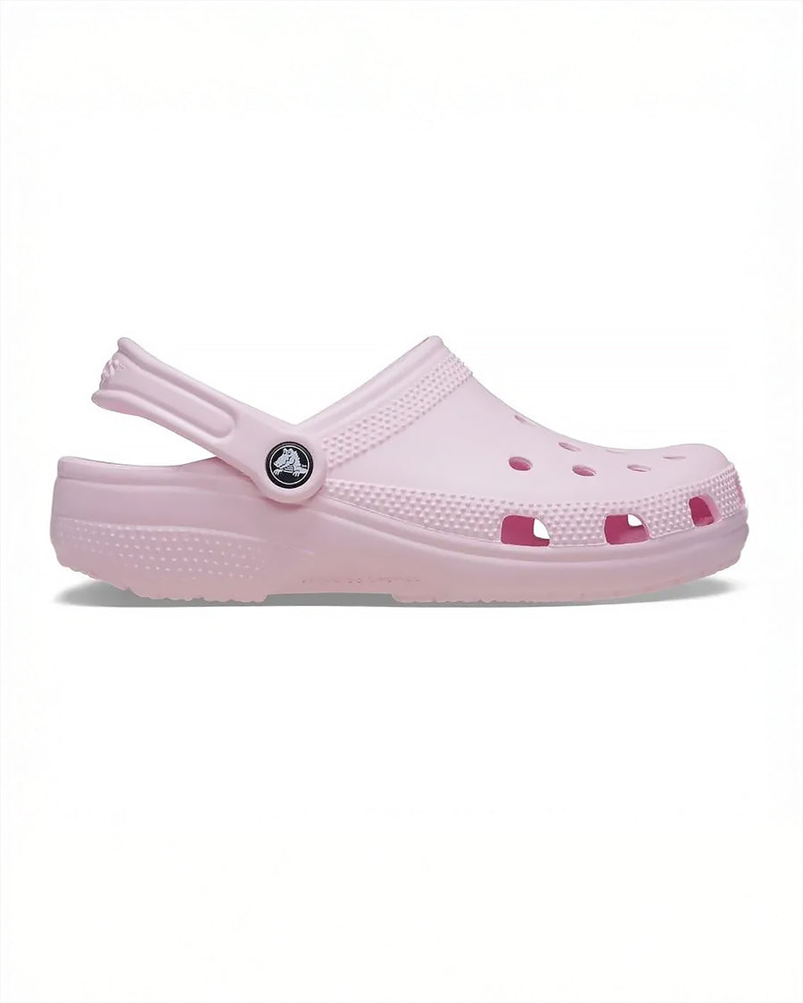 Sandália Crocs Classic Clog Pink Milk rosa claro em vista lateral com furos de ventilação e tira traseira com pino
