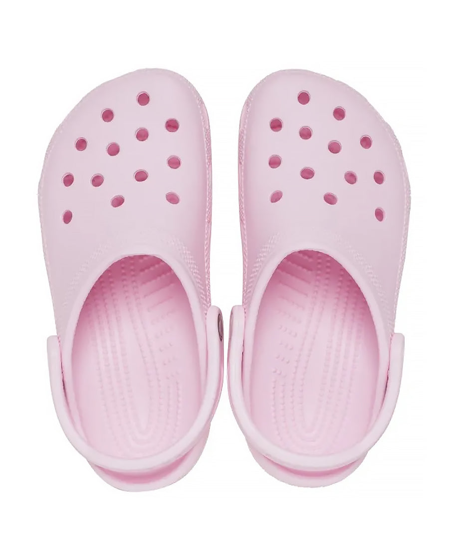Par da Sandália Crocs Classic Clog Pink Milk rosa claro visto de cima mostrando furos de ventilação e palmilha interna