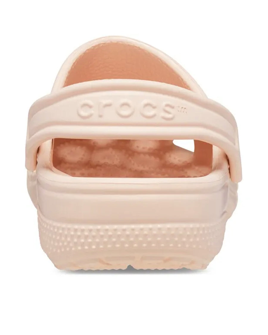 Sandália Crocs Classic Clog Quartz rosa nude vista de trás com tira traseira em relevo Crocs e calcanhar texturizado