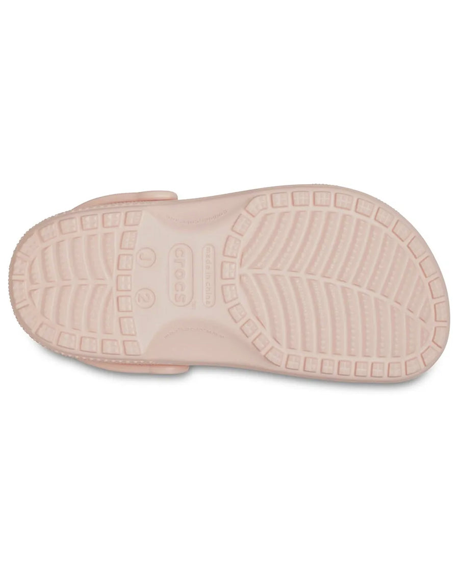 Detalhe do solado da Sandália Crocs Classic Clog Quartz rosa nude com relevo antiderrapante e logo Crocs no centro