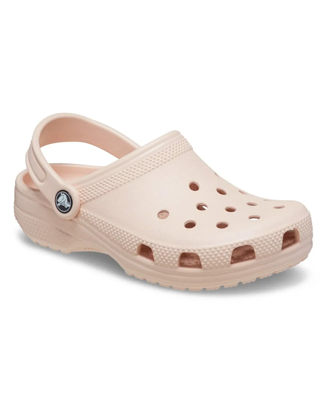 Sandália Crocs Classic Clog Quartz rosa nude em ângulo frontal com furos de ventilação e tira traseira com pino