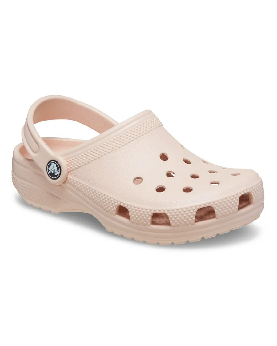 Sandália Crocs Classic Clog Quartz rosa nude em ângulo frontal com furos de ventilação e tira traseira com pino