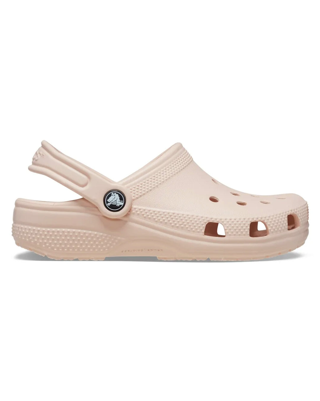 Sandália Crocs Classic Clog Quartz rosa nude em vista lateral com tira traseira ajustável e pino do logo Crocs — foto 3