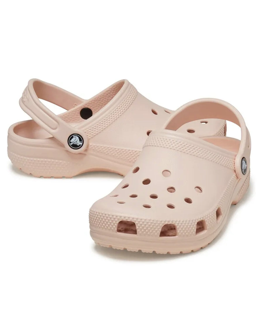 Par da Sandália Crocs Classic Clog Quartz rosa nude em perspectiva mostrando furos superiores e aberturas laterais