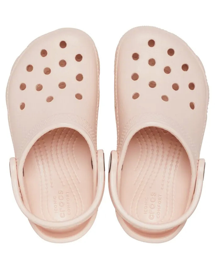 Par da Sandália Crocs Classic Clog Quartz rosa nude visto de cima com furos de ventilação e palmilha Iconic Comfort