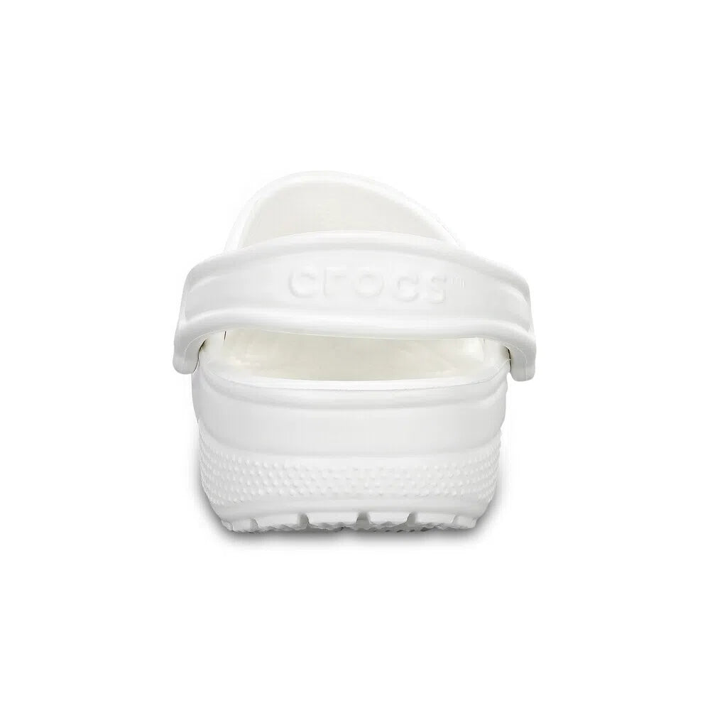 Sandália Crocs Classic Clog White branca vista de trás com a tira traseira em relevo Crocs e calcanhar texturizado — foto 3