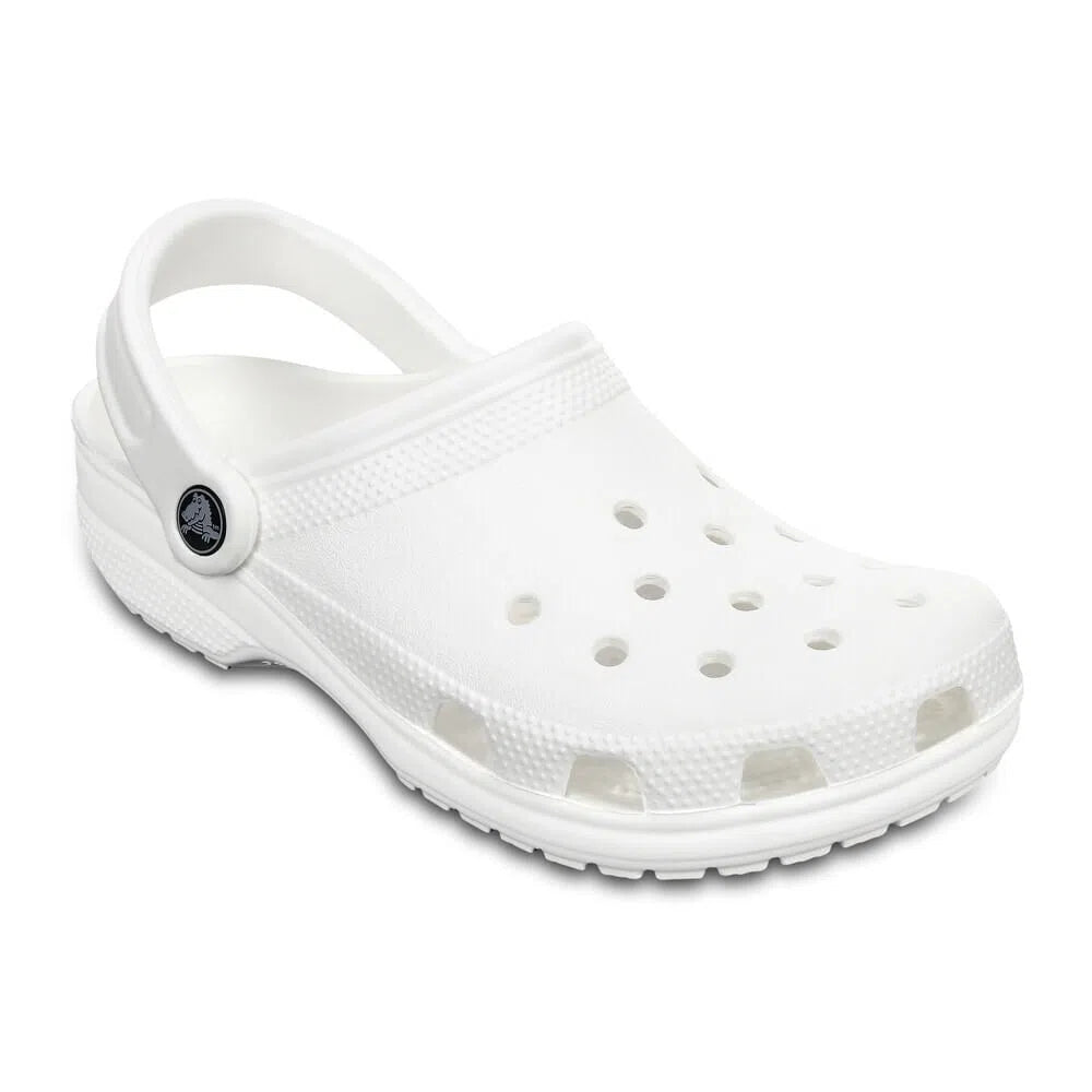 Sandália Crocs Classic Clog White branca em ângulo frontal destacando os furos superiores e as aberturas laterais — foto 2