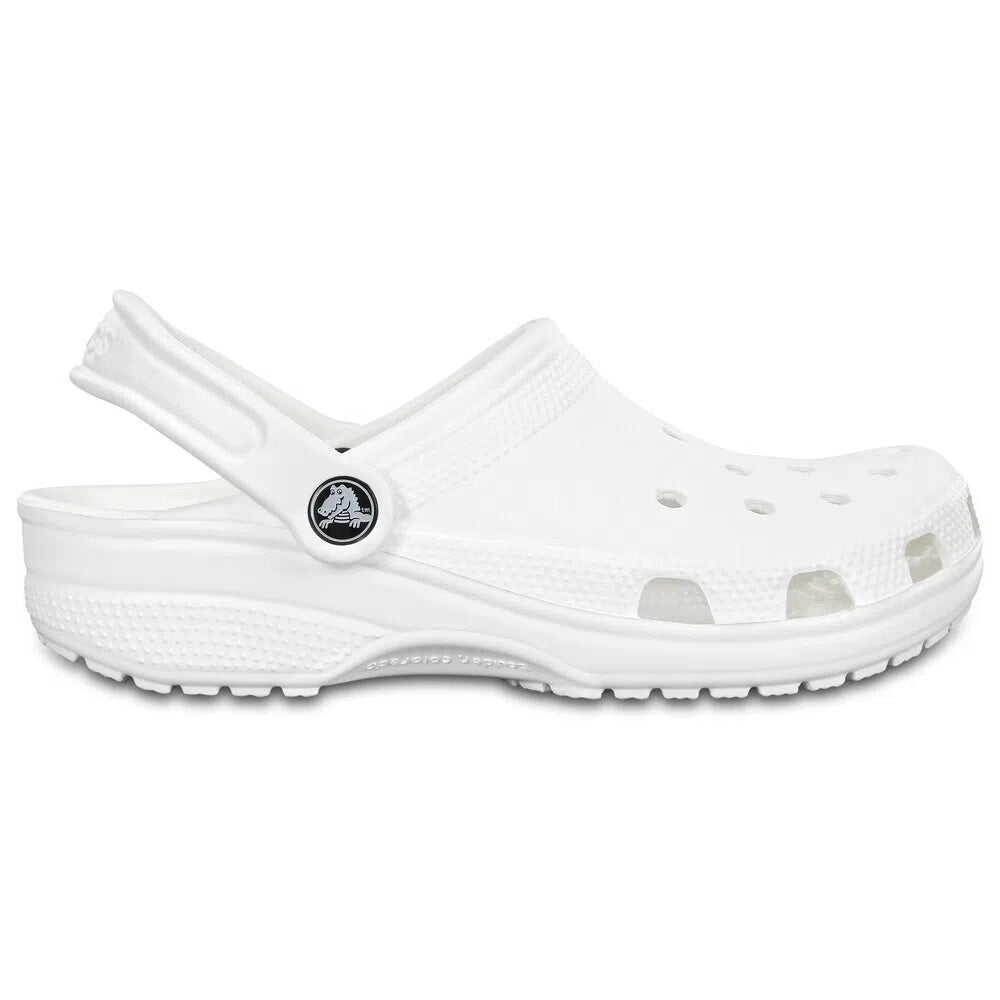 Sandália Crocs Classic Clog White branca em vista lateral com furos de ventilação e tira traseira com pino do logo