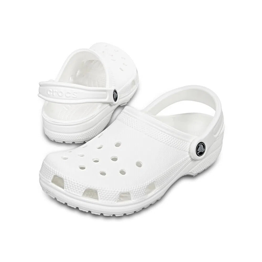 Par da Sandália Crocs Classic Clog White branca em perspectiva mostrando furos de ventilação e tiras traseiras — foto 4