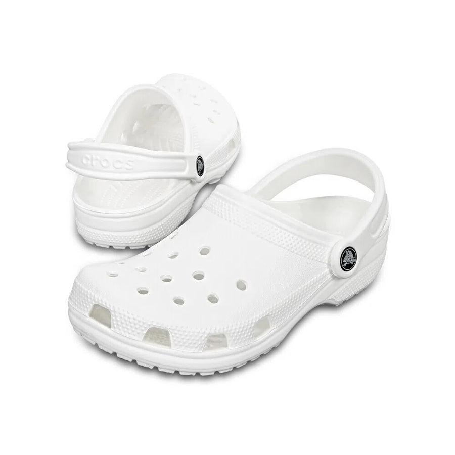 Par da Sandália Crocs Classic Clog White branca em perspectiva mostrando furos de ventilação e tiras traseiras