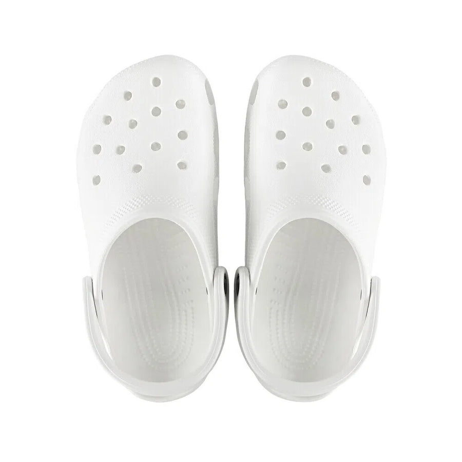 Par da Sandália Crocs Classic Clog White branca visto de cima mostrando os furos de ventilação e a palmilha interna