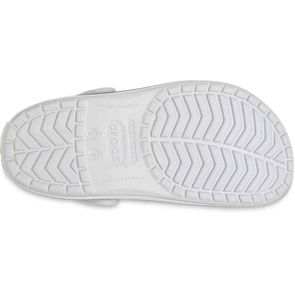 Detalhe do solado da Sandália Crocs Crocband Clog Atmosphere com relevo antiderrapante em espinha e logo Crocs — foto 5
