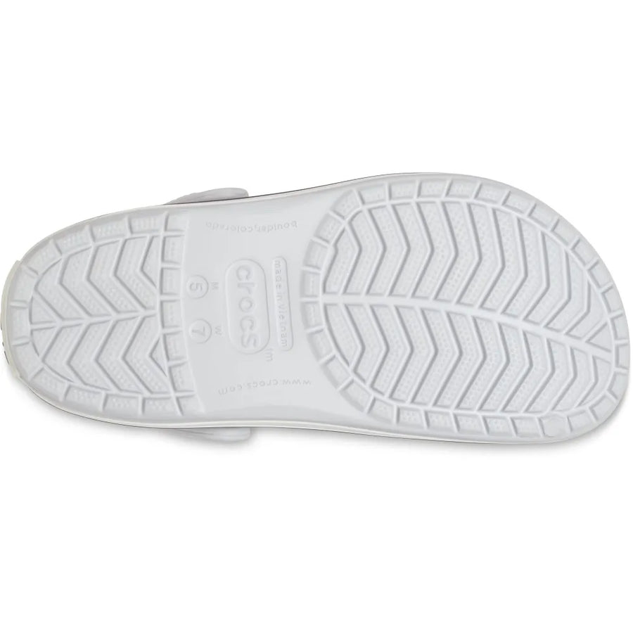 Detalhe do solado da Sandália Crocs Crocband Clog Atmosphere com relevo antiderrapante em espinha e logo Crocs