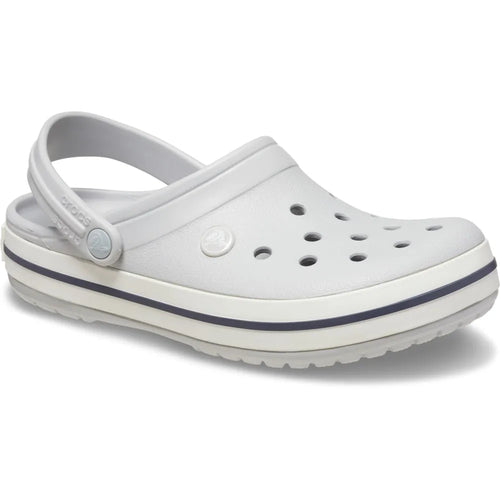 Sandália Crocs Crocband Clog Atmosphere cinza claro em ângulo frontal com furos de ventilação e faixa estilo tênis