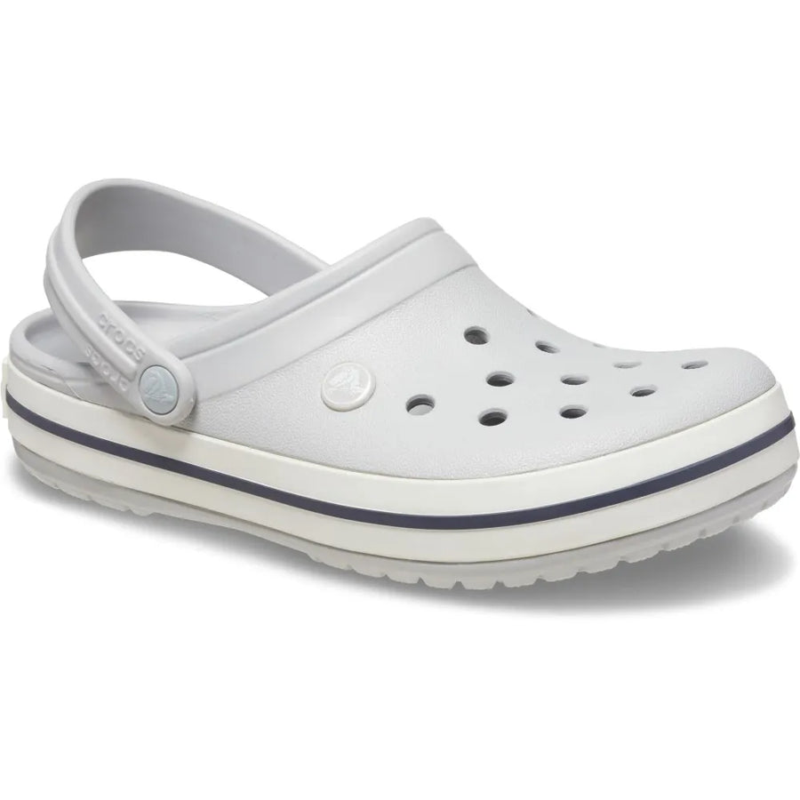 Sandália Crocs Crocband Clog Atmosphere cinza claro em ângulo frontal com furos de ventilação e faixa estilo tênis