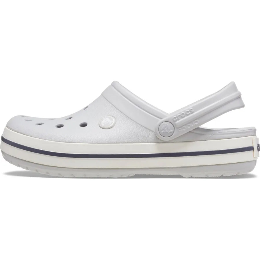 Sandália Crocs Crocband Clog Atmosphere cinza claro vista da lateral interna com tira traseira e friso azul marinho
