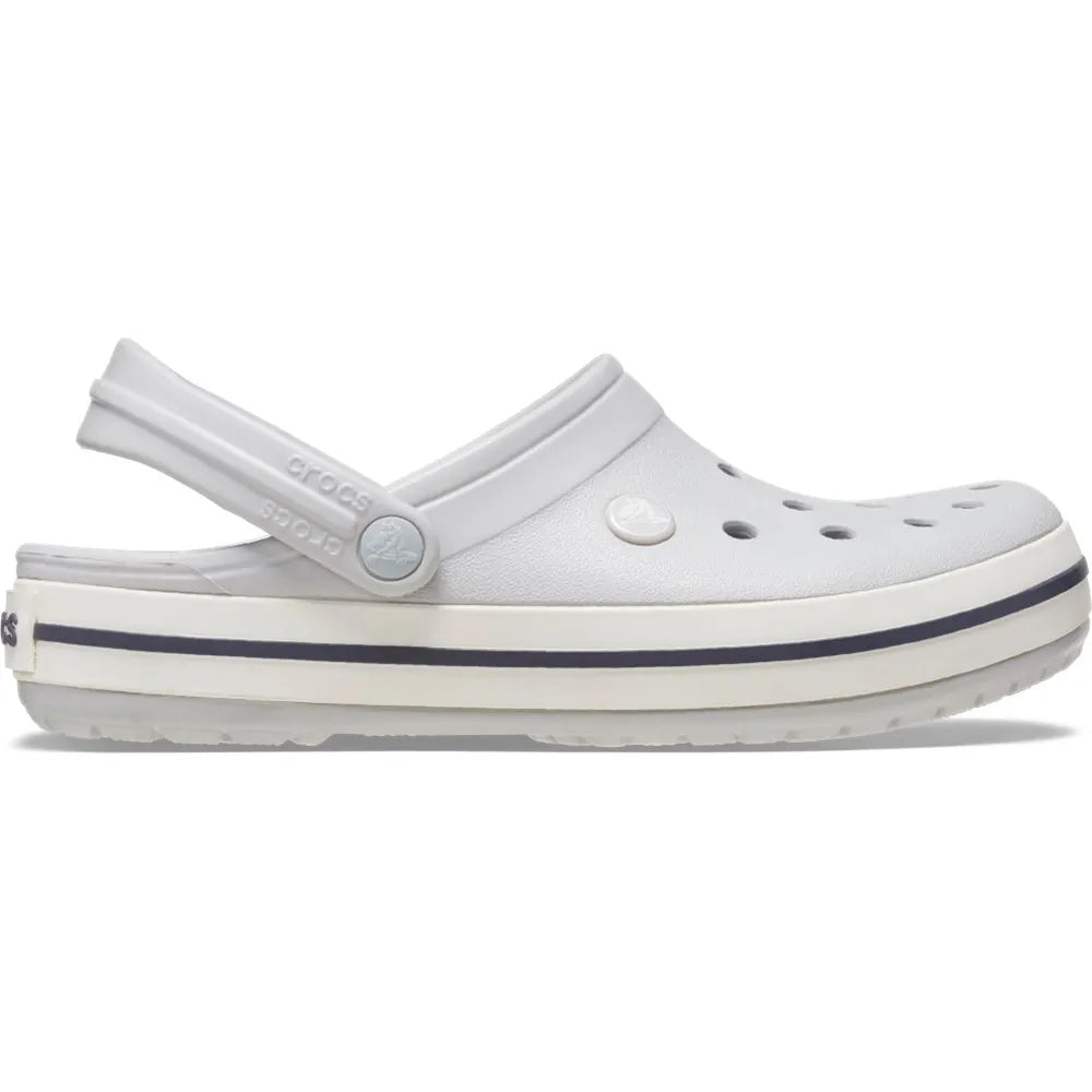 Sandália Crocs Crocband Clog Atmosphere cinza claro em vista lateral com faixa branca e friso azul marinho no solado