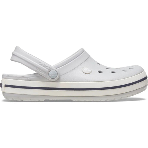 Sandália Crocs Crocband Clog Atmosphere cinza claro em vista lateral com faixa branca e friso azul marinho no solado