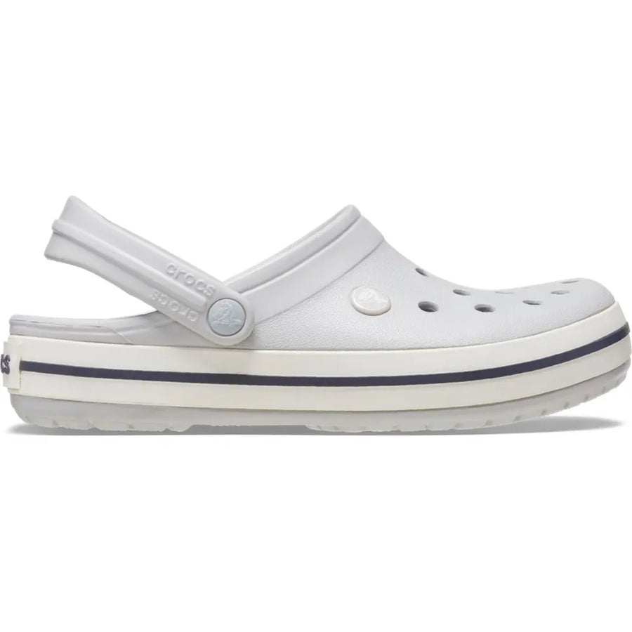 Sandália Crocs Crocband Clog Atmosphere cinza claro em vista lateral com faixa branca e friso azul marinho no solado
