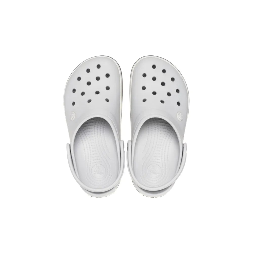 Par da Sandália Crocs Crocband Clog Atmosphere cinza claro visto de cima com furos de ventilação e palmilha interna — foto 4
