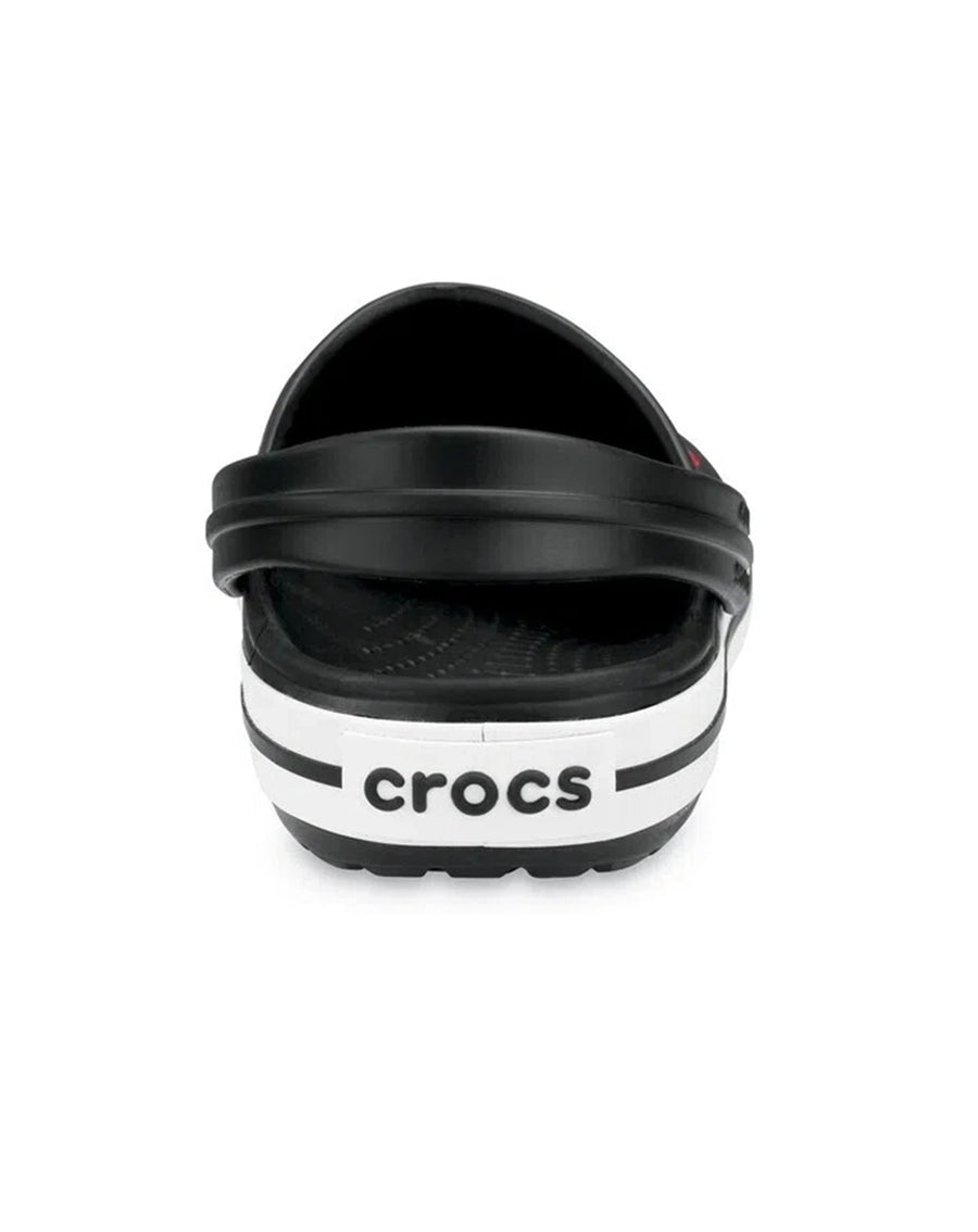 Sandália Crocs Crocband Clog Black vista de trás, tira no calcanhar e logo Crocs na entressola branca