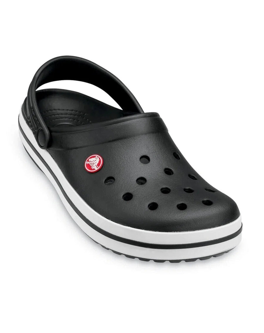 Sandália Crocs Crocband Clog Black em ângulo frontal, com furos de ventilação e broche do logo vermelho