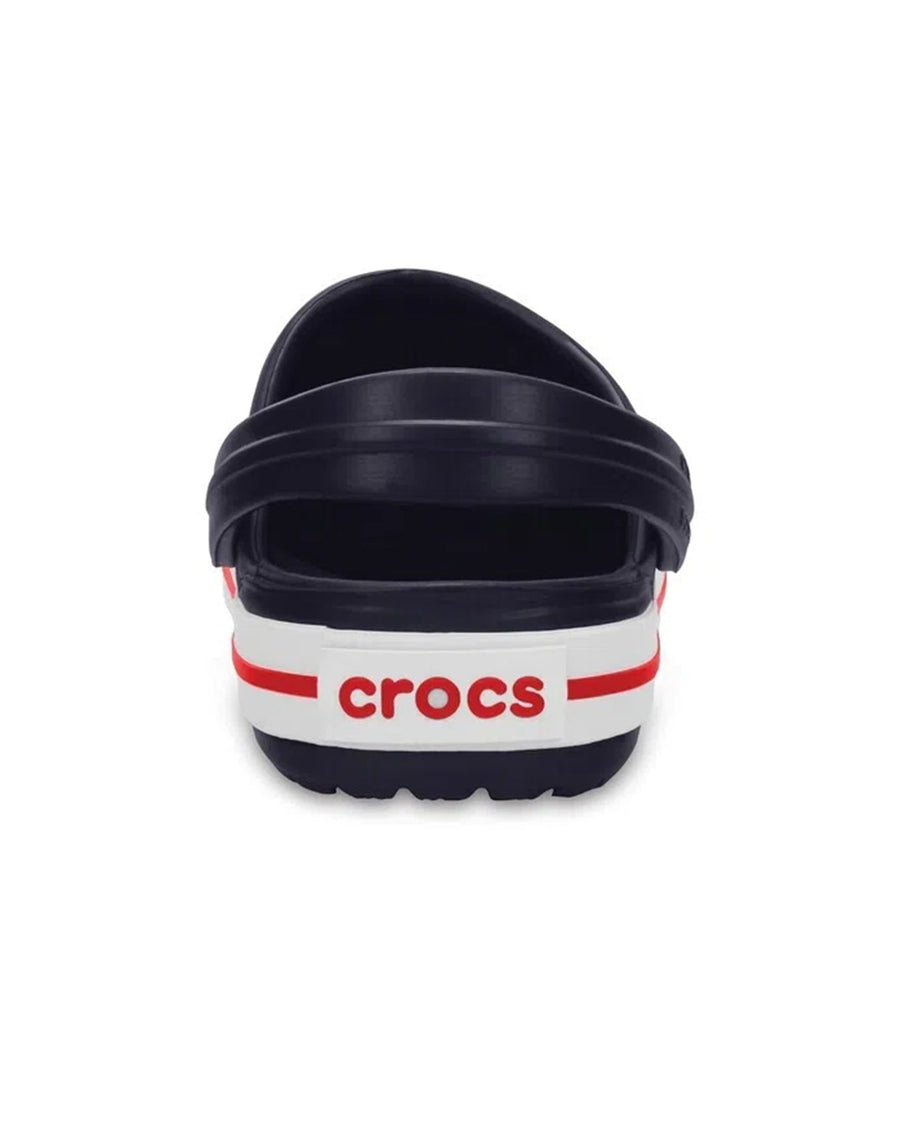 Sandália Crocs Crocband Clog Navy vista de costas, com tira no calcanhar e logo Crocs na faixa branca