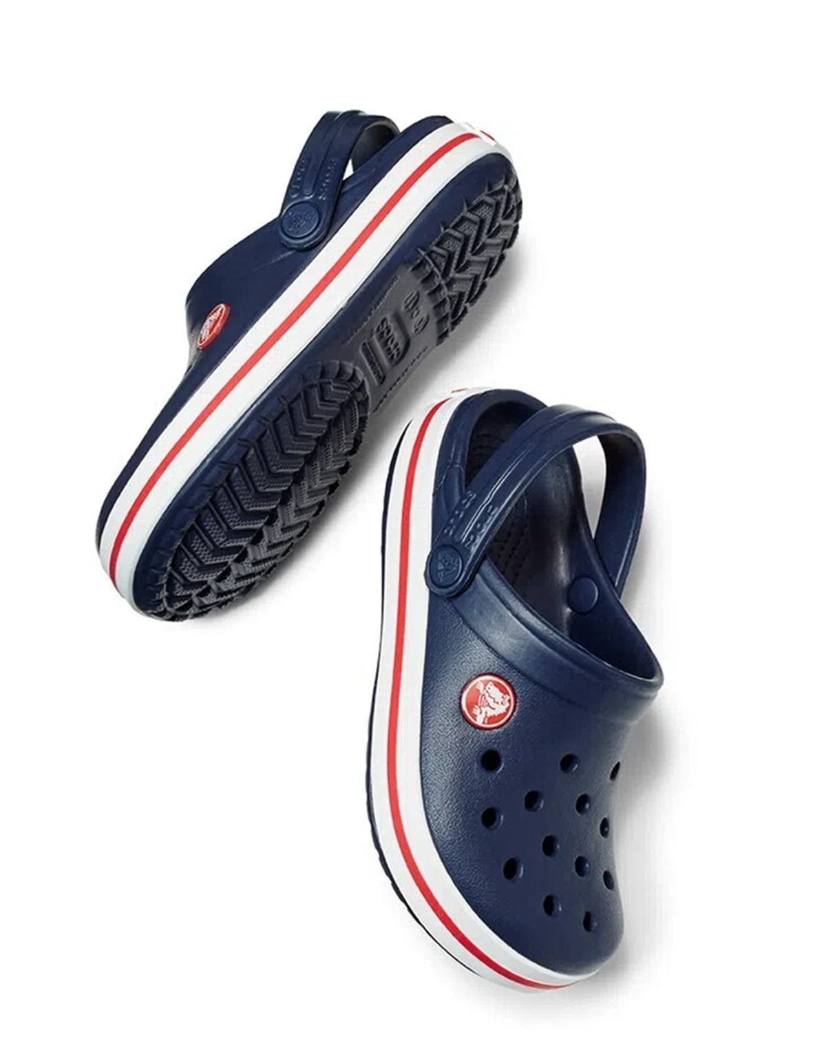 Sandália Crocs Crocband Clog Navy em par, com um pé virado mostrando o solado antiderrapante em detalhe — foto 4