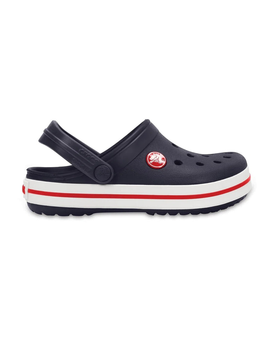 Sandália Crocs Crocband Clog Navy vista de lado, com tira no calcanhar e solado branco com friso vermelho