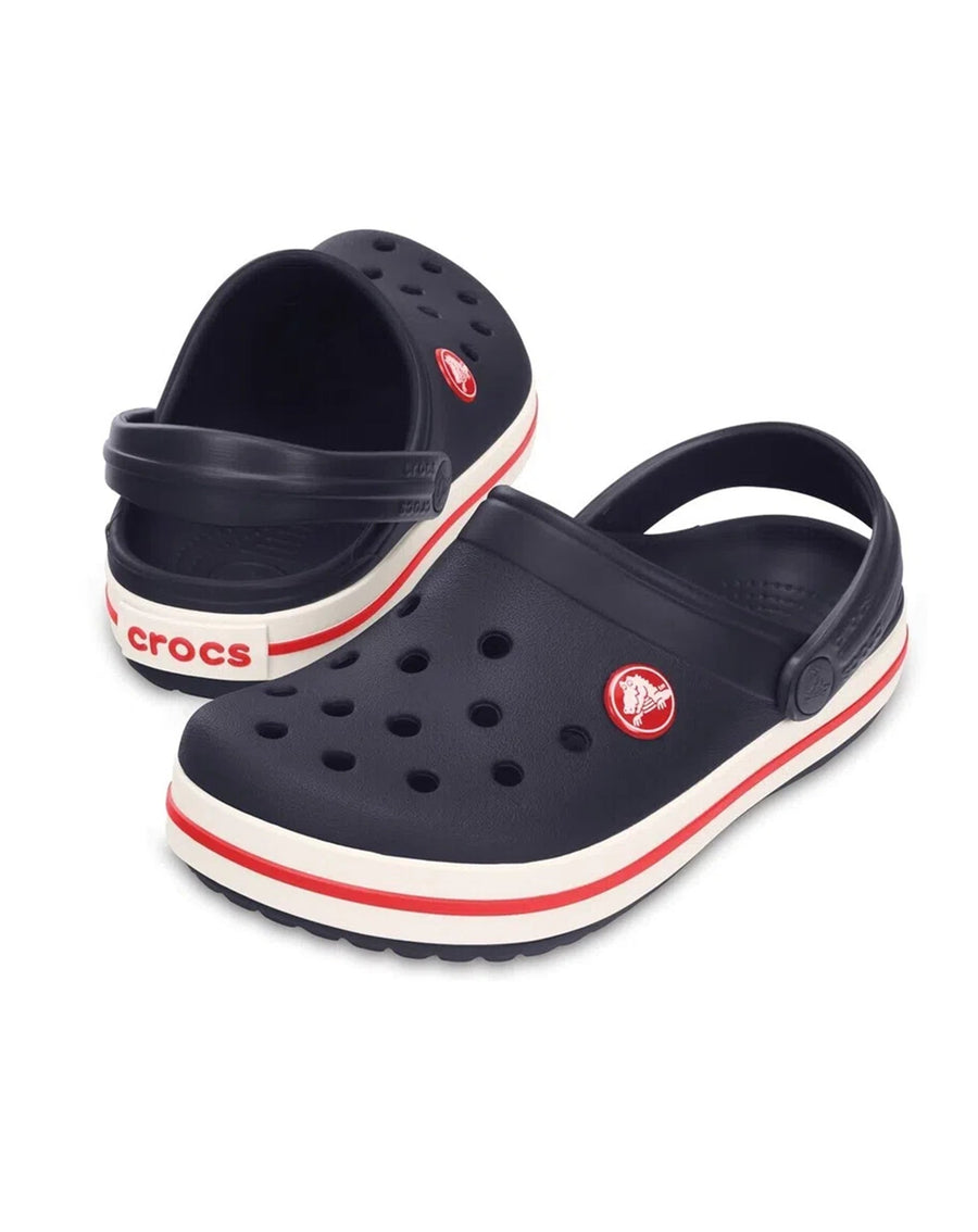 Par da Sandália Crocs Crocband Clog Navy, um pé de frente e outro mostrando o logo Crocs no calcanhar