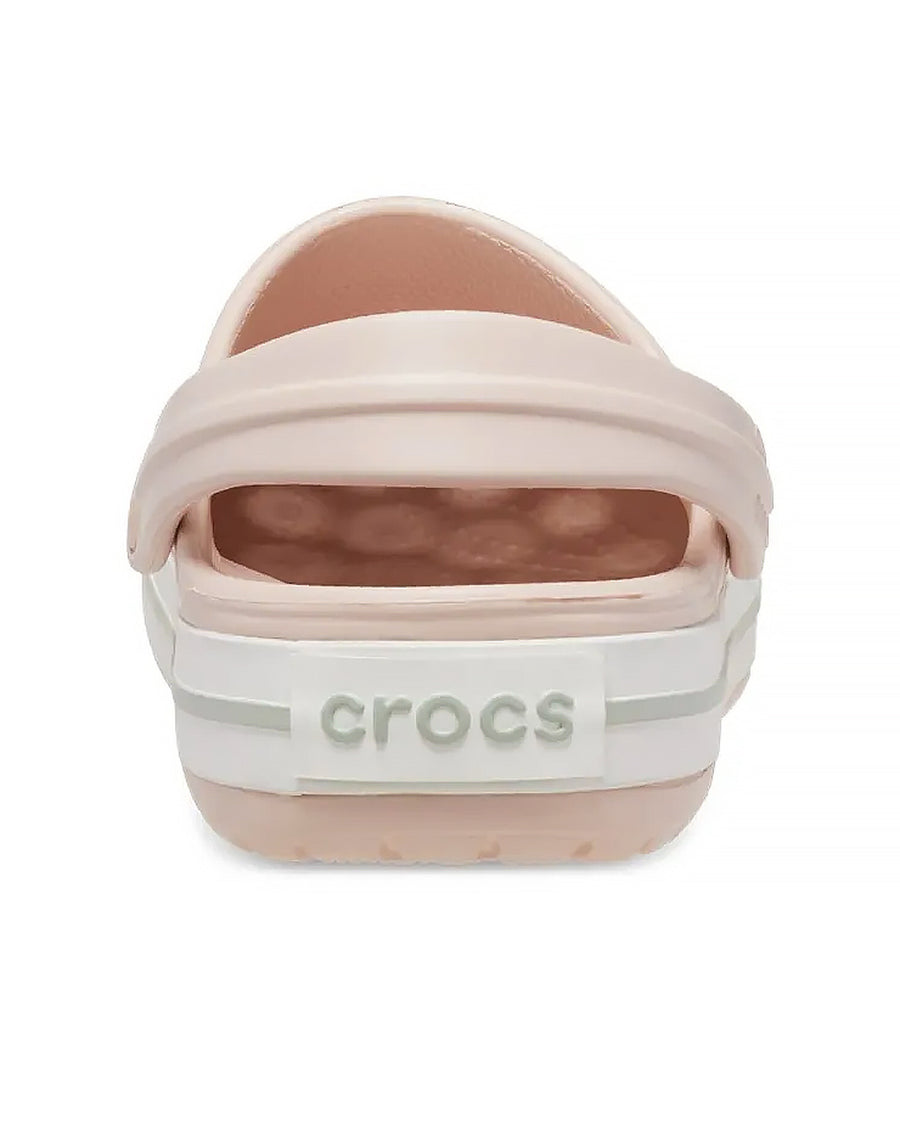 Sandália Crocs Crocband Clog Quartz vista de costas com tira no calcanhar e logo crocs na base branca