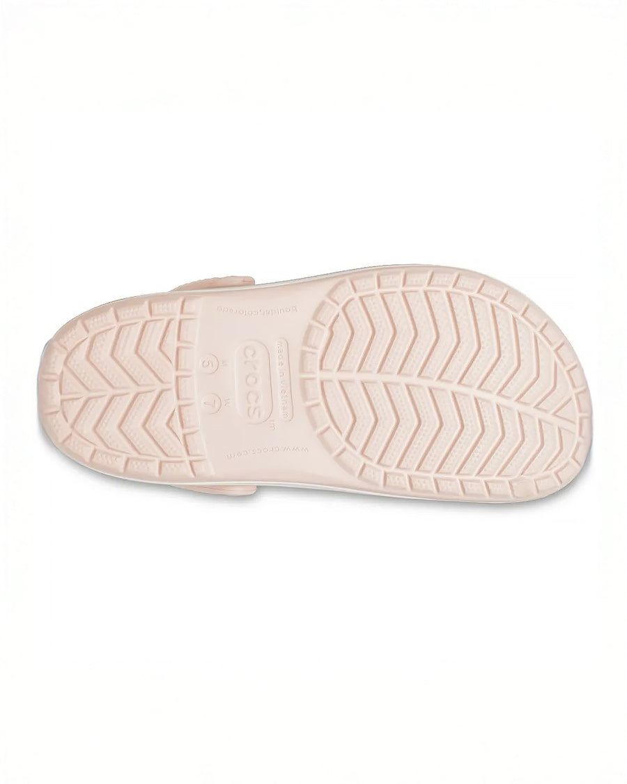 Sandália Crocs Crocband Clog Quartz com solado antiderrapante em detalhe, sulcos em espinha de peixe rosa claro