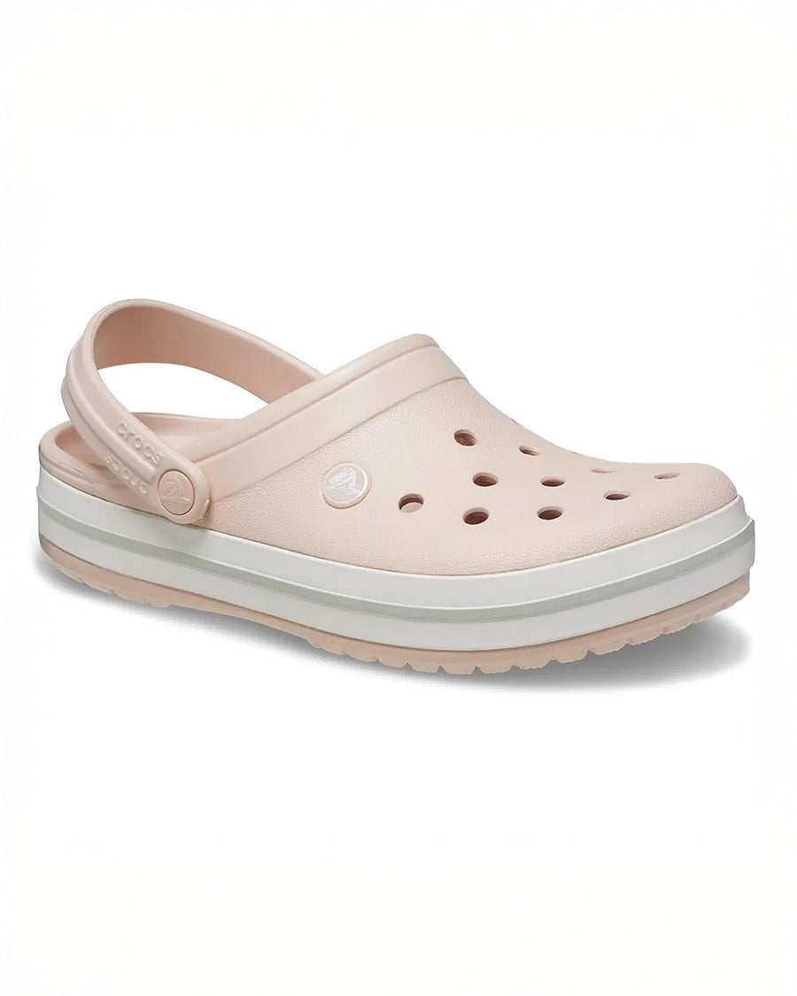 Sandália Crocs Crocband Clog Quartz rosa claro em vista frontal em ângulo, com furos de ventilação no cabedal
