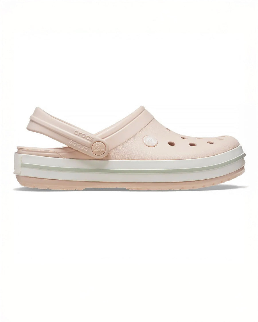 Sandália Crocs Crocband Clog Quartz em vista lateral com tira traseira e faixa branca no solado rosa claro