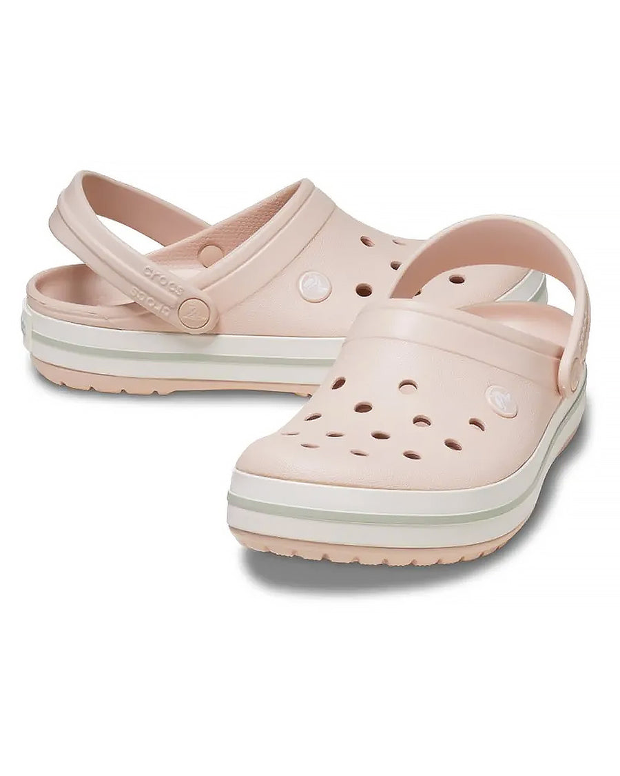 Sandália Crocs Crocband Clog Quartz rosa claro, par em diagonal com tira traseira e furos de ventilação