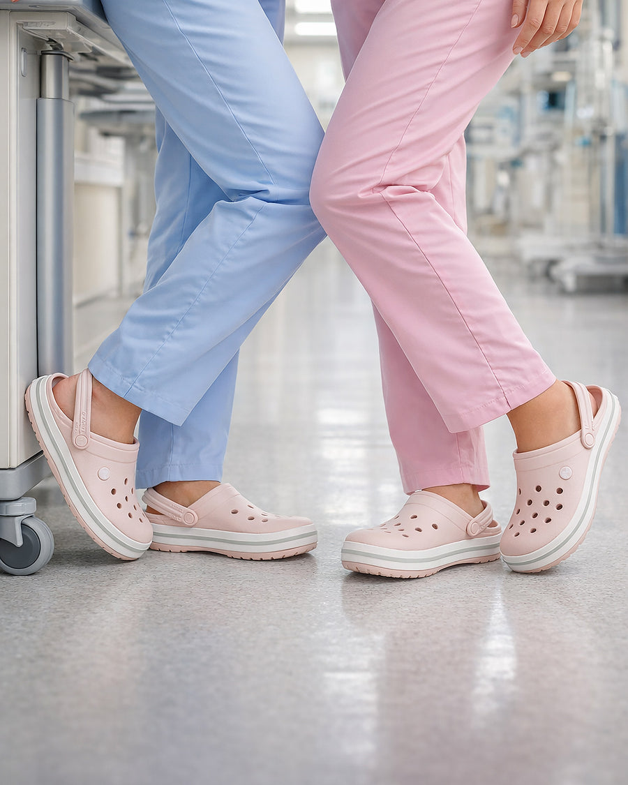 Sandália Crocs Crocband Clog Quartz rosa claro em uso por profissionais de scrub em corredor hospitalar