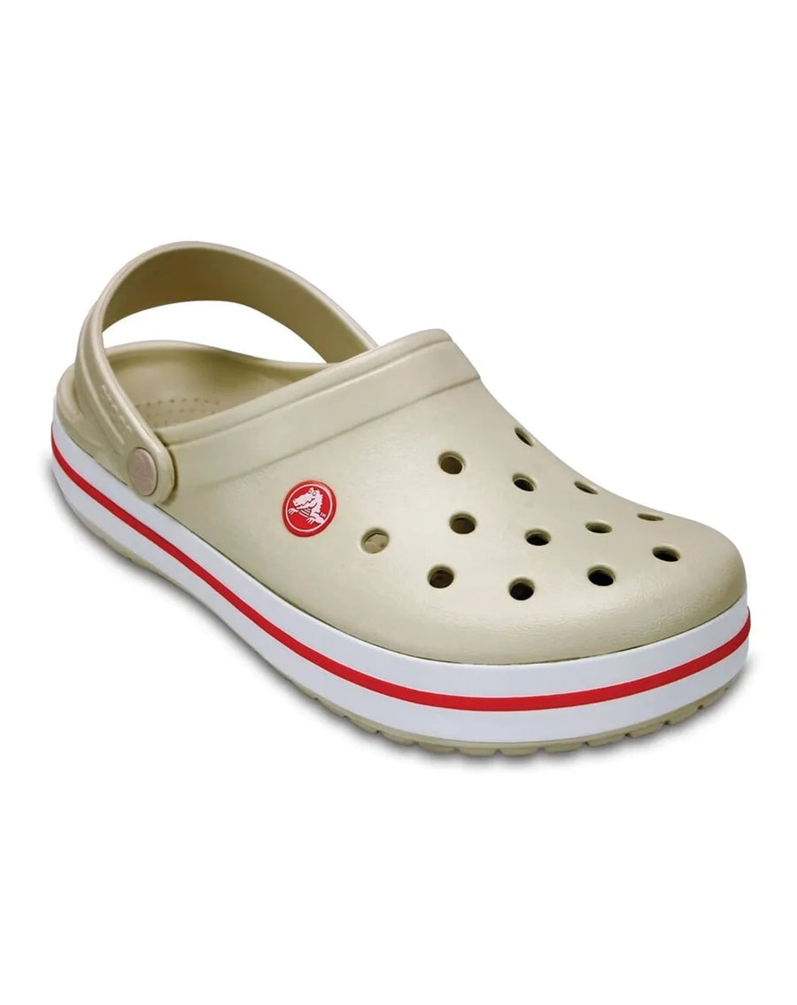 Sandália Crocs Crocband Clog Stucco Melon em vista frontal em ângulo com furos de ventilação e listra vermelha