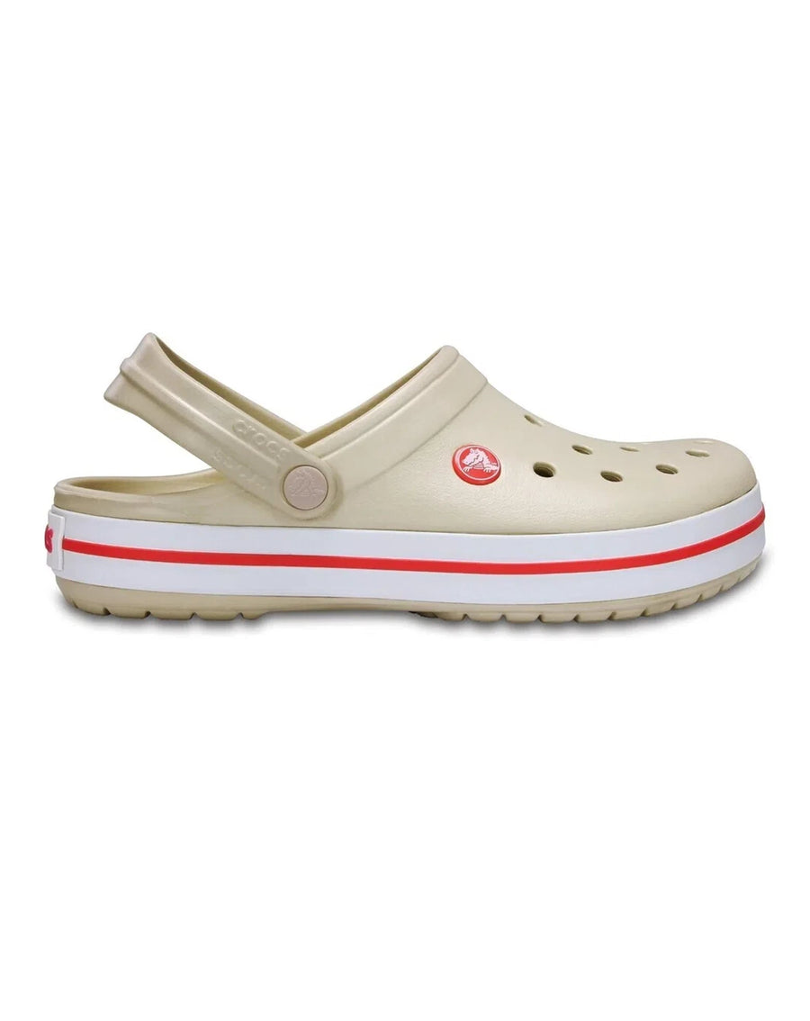 Sandália Crocs Crocband Clog Stucco Melon bege em vista lateral com listra vermelha no solado e tira traseira