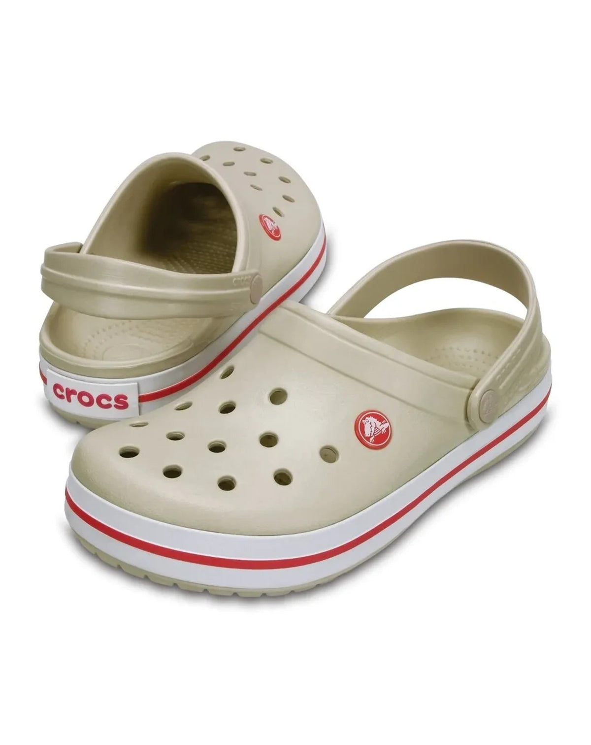 Sandália Crocs Crocband Clog Stucco Melon, par bege em diagonal com logo crocs vermelho no calcanhar — foto 2