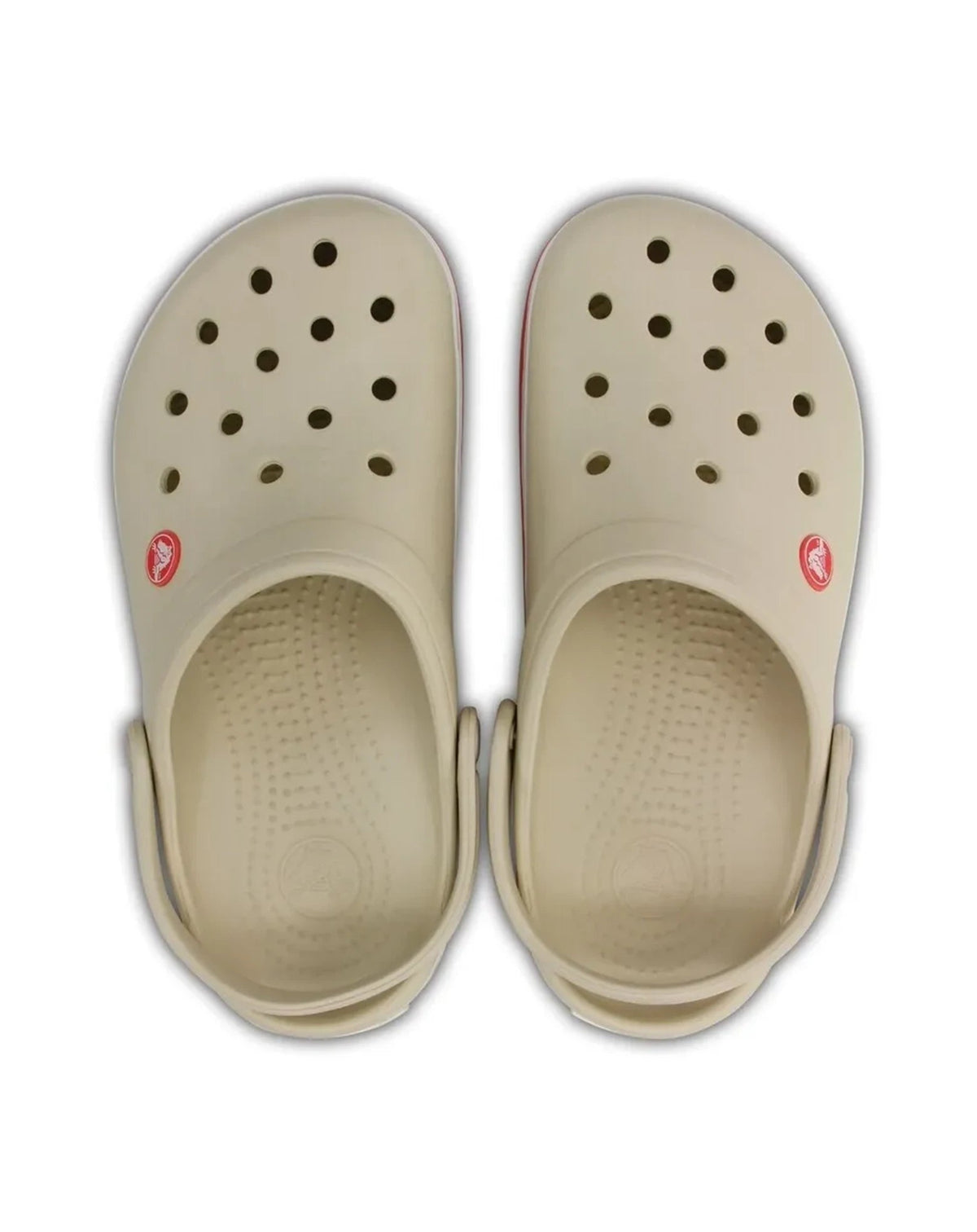Sandália Crocs Crocband Clog Stucco Melon, par bege visto de cima com logos crocs vermelhos nas laterais — foto 5