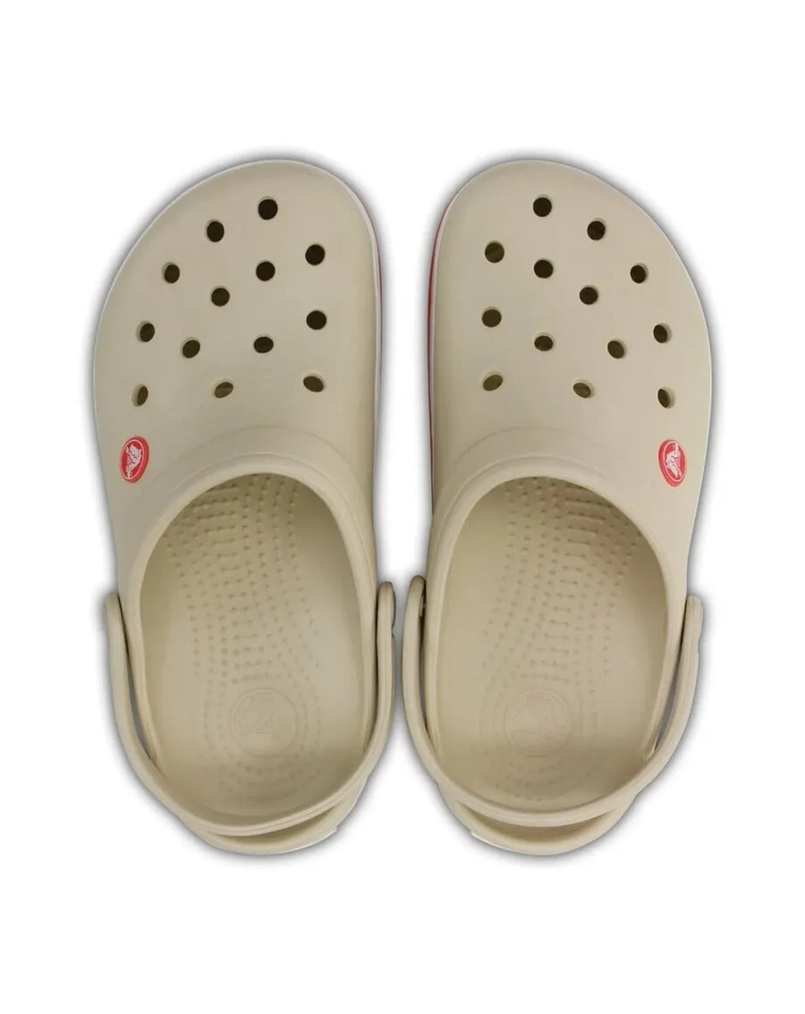 Sandália Crocs Crocband Clog Stucco Melon, par bege visto de cima com logos crocs vermelhos nas laterais