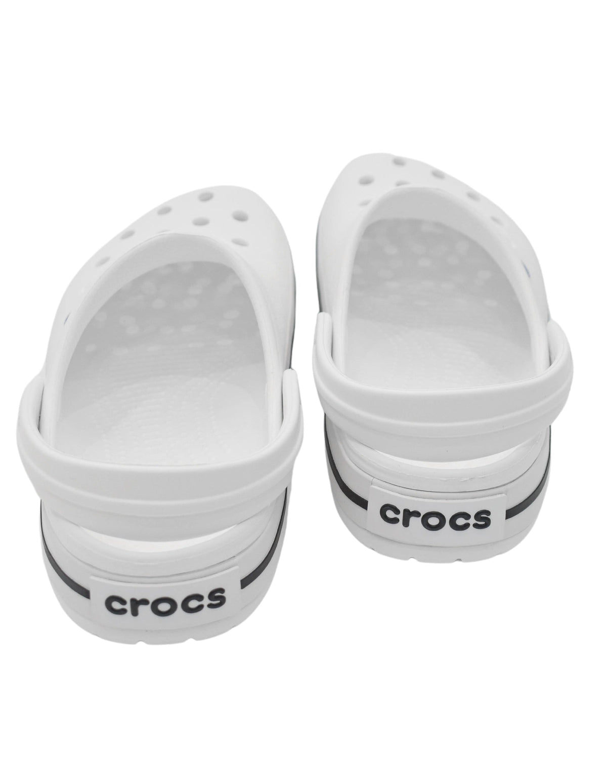 Sandália Crocs Crocband Clog White, par visto de costas com tira no calcanhar e logo crocs na base branca — foto 5